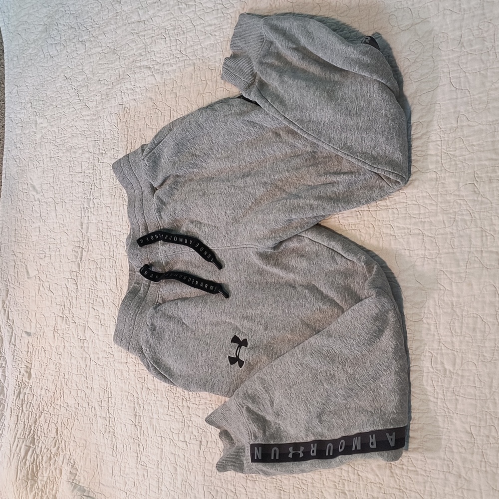 Under Armour sweatpants size SM ( 4-6) color is grey and black details